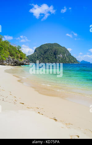 Sandstrand mit einem traditionellen banca Boot in klares Wasser, El Nido, Palawan, Philippinen Stockfoto