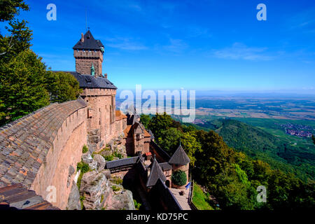 Château du Haut-Koenigsbourg, Haut-Koenigsbourg Schloss liegt am Fuße der Elsass Hügel Stockfoto