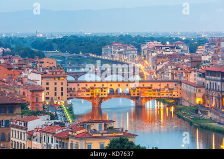 Arno und die Ponte Vecchio in Florenz, Italien Stockfoto