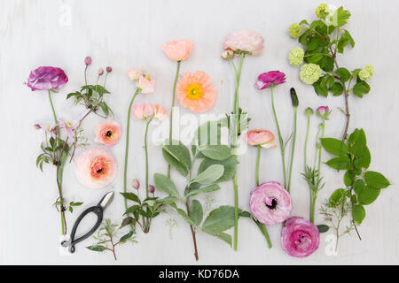 Anfang Sommer und Frühling bunte Blumen arrangiert und auf einem Brett mit Japanischen snips styled Stockfoto