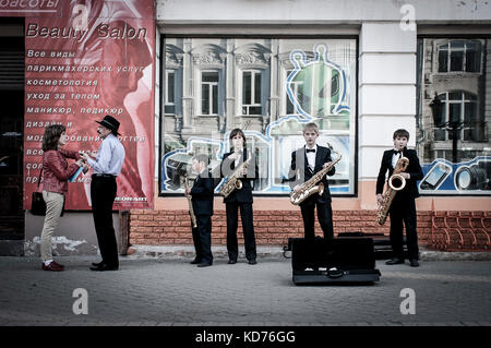 Kazan, russie - Mai 18: Petit concert dans la rue pietionne du centre ville Le 18 Mai 2011 ein kazan, russie. kazan, Russland - 18. Mai: Konzert in der d Stockfoto