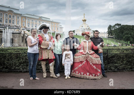 Eine Familie se fait prendre en photo au château de Pierre le Grand à Saint-Petersbourg le 13 aout 2014. Ein Porträt einer russischen Familie auf dem Schloss Stockfoto