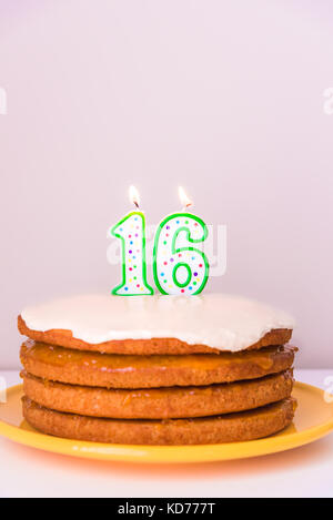 Sechzehnten Geburtstag Kerzen auf rustikalen geschichteten Kuchen pastellfarbenen Hintergrund Stockfoto