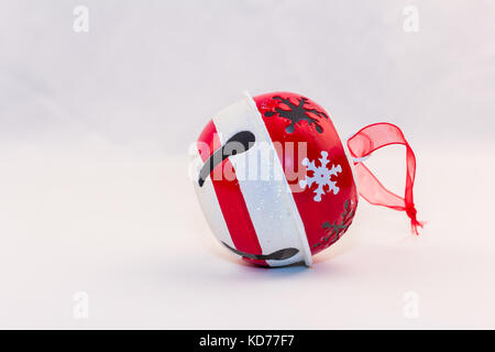 Rote und weiße sleigh Bell Weihnachtsverzierungen Stockfoto