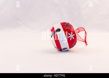 Rote und weiße sleigh Bell Weihnachtsverzierungen Stockfoto