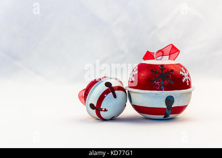 Rote und weiße sleigh Bell Weihnachtsverzierungen Stockfoto