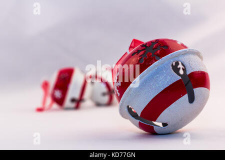 Rote und weiße sleigh Bell Weihnachtsverzierungen Stockfoto