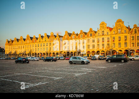 Arras, Frankreich - 14. September 2012: Sonnenuntergang Blick auf den Hauptplatz (Place des Heros), bei Einheimischen und Besuchern, Arras, Frankreich Stockfoto