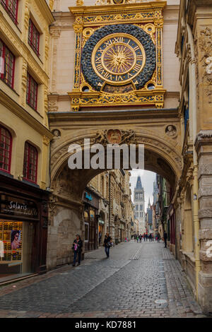 Rouen, Frankreich - 17. September 2012: Blick auf das Gros-Horloge (Große-Clock), eine astronomische Uhr aus dem vierzehnten Jahrhundert, mit lokalen Unternehmen, Einheimischen und Stockfoto