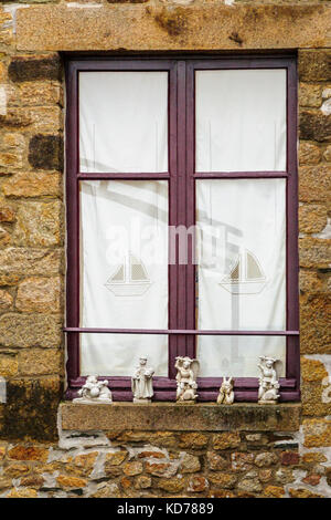 LE MONT-SAINT-MICHEL, FRANKREICH - 24. SEPTEMBER 2012: Blick auf ein Fenster mit religiösen Skulpturen im Kloster Le Mont-Saint-Michel, Normandie, Frankreich Stockfoto