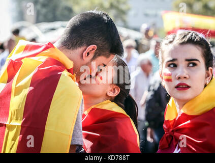 Ein paar Küssen an der Pro-Einheit Rallye in Barcelona, Spanien Stockfoto