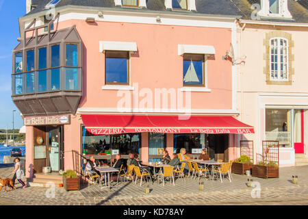 Concarneau, Frankreich - 30. September 2012: street scene der lokalen Unternehmen, mit Einheimischen und Touristen, die in Concarneau, Bretagne, Frankreich Stockfoto