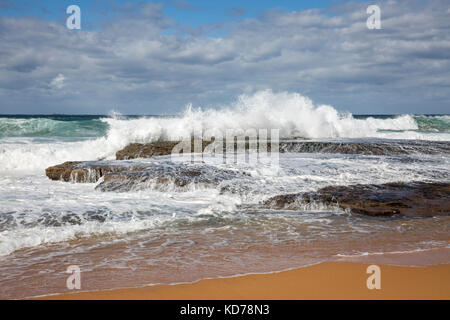 Starke Brandung Wellen an Turimetta Strand am nördlichen Stränden in der Nähe von Warriewood Sydney, New South Wales, Australien Stockfoto