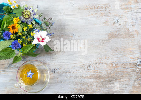 Verschiedene frische Kräuter und Kräutertee auf brith Holztisch. frische Heilpflanzen und in Bündel. Vorbereitung der Heilpflanzen für Phytotherapie und Gesundheitsförderung, Kopie Raum Stockfoto