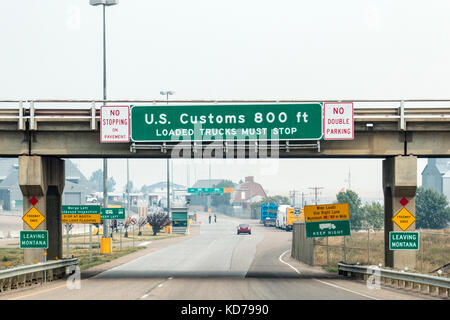 Sweet Grass, Montana - ca. September 2015: Anzeichen deuten darauf hin, dass Autofahrer die US-Zoll und sind in Sweet Grass, Montana in der Nähe der canadi Stockfoto