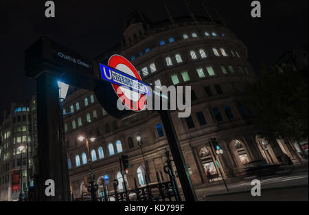 Charing Cross Tube Station Eingang und Lu logo roundel Stockfoto
