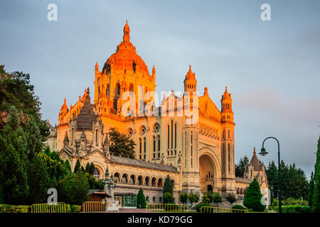 Sonnenuntergang Blick auf die Basilika von St. Teresa von Lisieux, Normandie, Frankreich Stockfoto