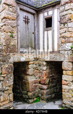 Blick auf ein altes Gebäude im Le Mont-Saint-michel Kloster, Normandie, Frankreich Stockfoto