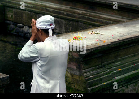 Bali, Indonesien - Juli 06, 2017 neugierigen hinduistischen Mann am heiligen Wasser Tempel und in Goa Gajah Tempel. Stockfoto