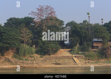 Rock gefüllt Holz Krippe bank Schutz auf einem äußeren Bogen des Irrawaddy Flusses arbeitet in der Region mandalay Myanmar (Burma). Stockfoto