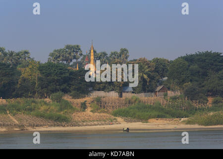 Holz Krippe bank Schutz arbeitet auf einem äußeren Bogen des Irrawaddy Fluss in der Region mandalay Myanmar (Burma). Stockfoto