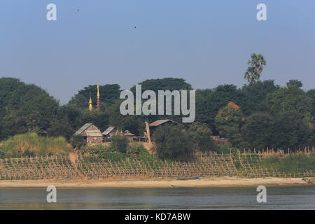 Holz Krippe bank Schutz arbeitet auf einem äußeren Bogen des Irrawaddy Fluss in der Region mandalay Myanmar (Burma). Stockfoto