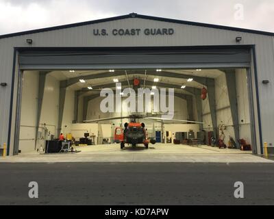 Coast Guard Air Station Kodiak MH-60 Jayhawk Helikopter sitzt in einem Hangar in Cold Bay, Alaska, Oktober 5, 2017. Stockfoto