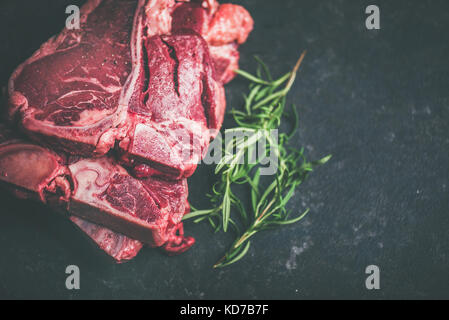 Rohes Rindfleisch Fleisch T-Bone Steaks mit Rosmarin und Gewürze Stockfoto