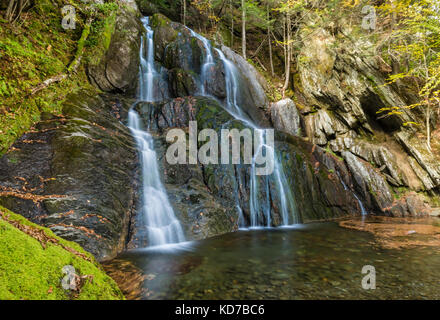 Moss Glen fällt und grünen Pool in Granville, Vermont Vermont, entlang der Route 100. Stockfoto