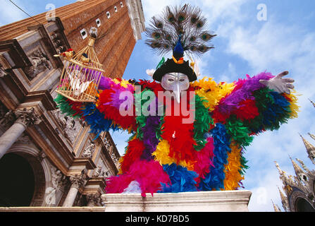 Italien. Venedig. Karneval. Mann im Vogel Thema Kostüm. Stockfoto