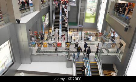 Thailand, Bangkok 15 Mai: People in the Mall. Einkaufszentrum. Hauptverkehrszeit Stockfoto