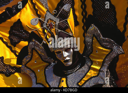 Italien. Venedig. Karneval. Person in Kostüm. Nahaufnahme des Gesichts mit silberner Maske. Stockfoto