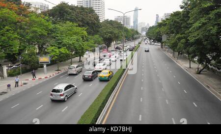 BANGKOK - 9. JUNI: Thailand Bangkok Street Scene mit starkem Verkehrsstaus auf der Sukhumvit Road, der längsten Straße Thailands, 9. Juni 2017, in Bangkok. Turm in Bangkok Thailand Stockfoto