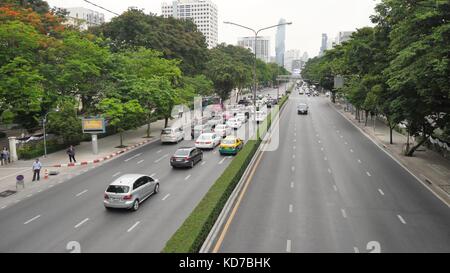 BANGKOK - 9. JUNI: Thailand Bangkok Street Scene mit starkem Verkehrsstaus auf der Sukhumvit Road, der längsten Straße Thailands, 9. Juni 2017, in Bangkok. Turm in Bangkok Thailand Stockfoto