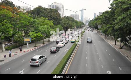 BANGKOK - 9. JUNI: Thailand Bangkok Street Scene mit starkem Verkehrsstaus auf der Sukhumvit Road, der längsten Straße Thailands, 9. Juni 2017, in Bangkok. Turm in Bangkok Thailand Stockfoto