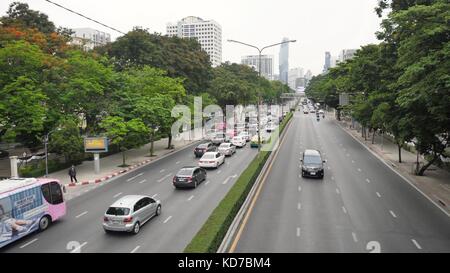 BANGKOK - 9. JUNI: Thailand Bangkok Street Scene mit starkem Verkehrsstaus auf der Sukhumvit Road, der längsten Straße Thailands, 9. Juni 2017, in Bangkok. Turm in Bangkok Thailand Stockfoto