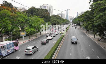 BANGKOK - 9. JUNI: Thailand Bangkok Street Scene mit starkem Verkehrsstaus auf der Sukhumvit Road, der längsten Straße Thailands, 9. Juni 2017, in Bangkok. Turm in Bangkok Thailand Stockfoto