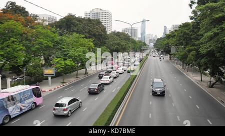 BANGKOK - 9. JUNI: Thailand Bangkok Street Scene mit starkem Verkehrsstaus auf der Sukhumvit Road, der längsten Straße Thailands, 9. Juni 2017, in Bangkok. Turm in Bangkok Thailand Stockfoto