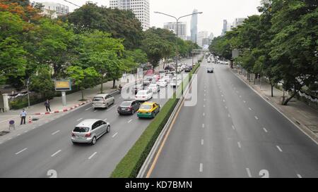 BANGKOK - 9. JUNI: Thailand Bangkok Street Scene mit starkem Verkehrsstaus auf der Sukhumvit Road, der längsten Straße Thailands, 9. Juni 2017, in Bangkok. Turm in Bangkok Thailand Stockfoto