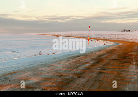 Die Furchen auf einer verschneiten Straße Stockfoto