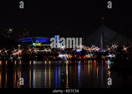 Boston, Massachusetts, USA - 19. Oktober 2009: angenehmes Bucht und zakim Brücke in der Ferne bei Nacht Stockfoto