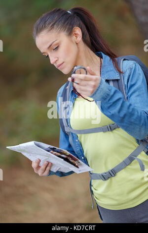 Junge Frau mit Kompass und Karte Stockfoto