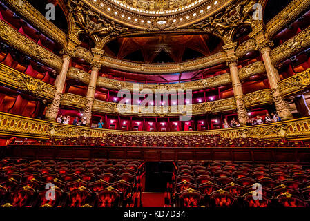 Im Auditorium der Opéra Garnier, bekannt als Palais Garnier. Die atemberaubende Decke wurde von Marc Chagall gemalt. Stockfoto