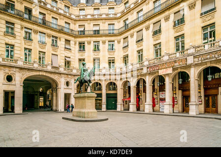 Platz Édouard VII in Paris, Frankreich. Die Statue von König Edward VII. Stockfoto