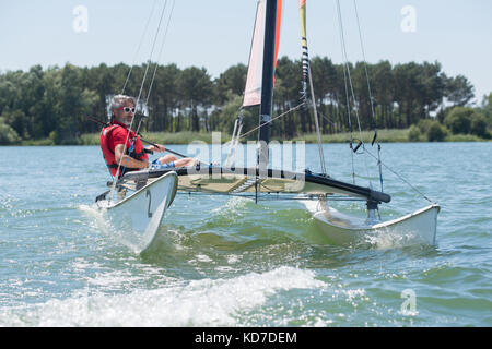 Mann mit Segel, an einem sonnigen Tag Segeln Stockfoto