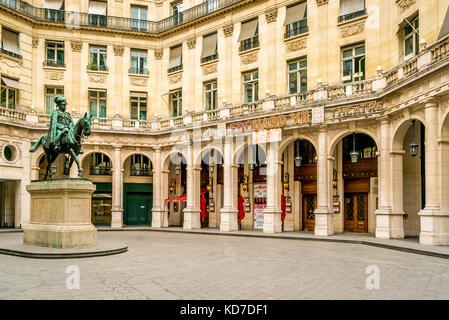 Platz Édouard VII in Paris, Frankreich. Die Statue von König Edward VII. Stockfoto