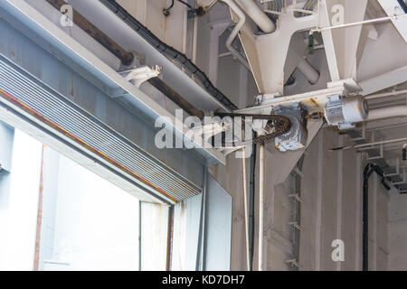 Rolltor für den industriellen Hintergrund. Stockfoto