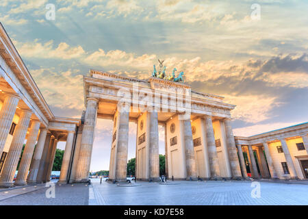 Berlin Sonnenuntergang Skyline der Stadt am Brandenburger Tor (Brandenburger Tor), Berlin, Deutschland Stockfoto