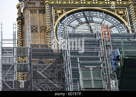 Parlament, London, Großbritannien. Oktober 2017. Häuser des Parlaments Reparaturen. Bauarbeiter, die Gerüste über den Zifferbautwänden auf Big Ben und dem Elizabeth Tower errichten. Kredit: Matthew Chattle/Alamy Live News Stockfoto