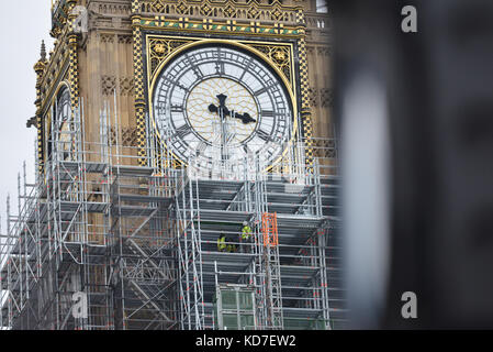 Parlament, London, Großbritannien. Oktober 2017. Häuser des Parlaments Reparaturen. Bauarbeiter, die Gerüste über den Zifferbautwänden auf Big Ben und dem Elizabeth Tower errichten. Kredit: Matthew Chattle/Alamy Live News Stockfoto